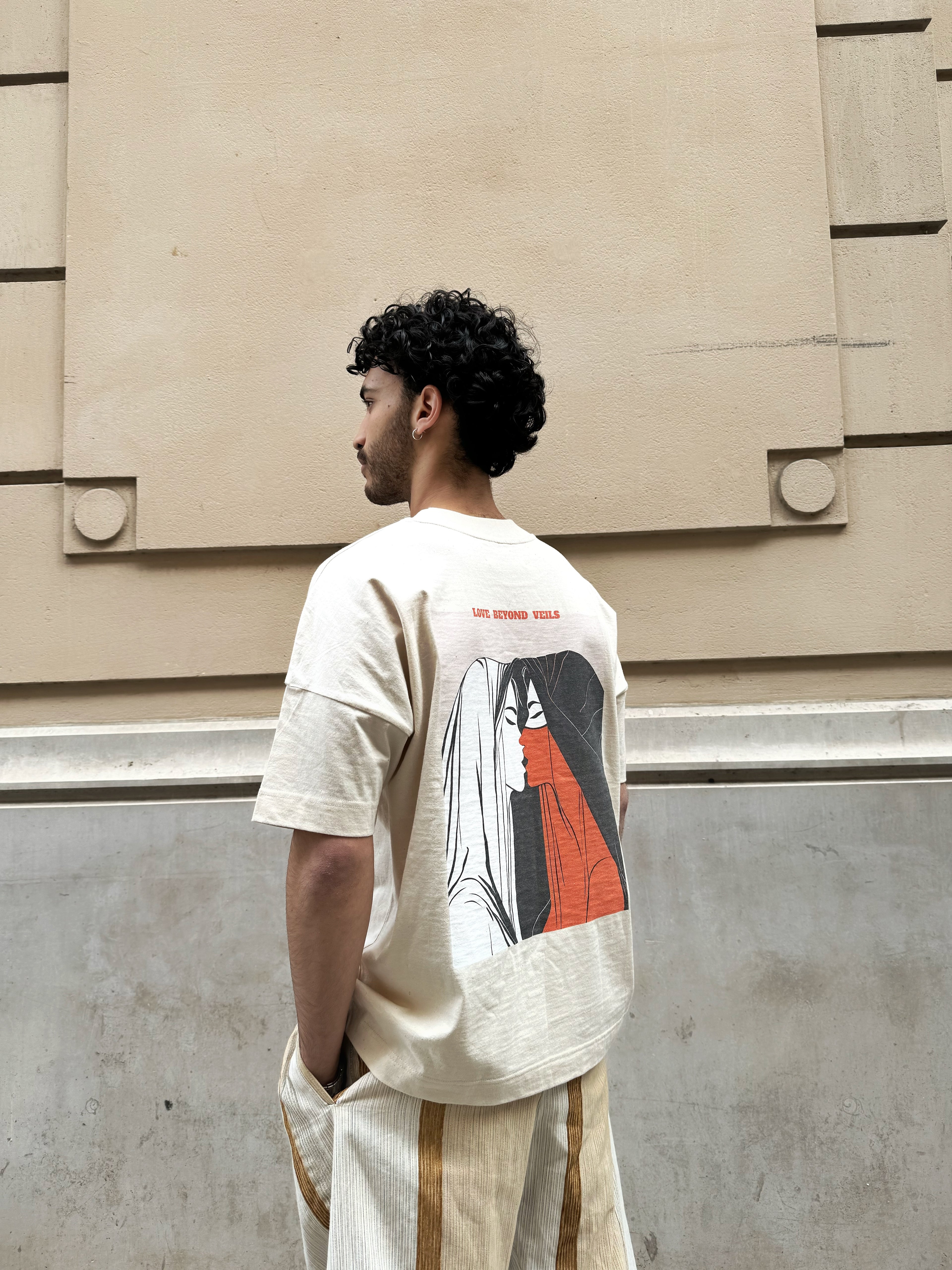 T-shirt Love Beyond Veils